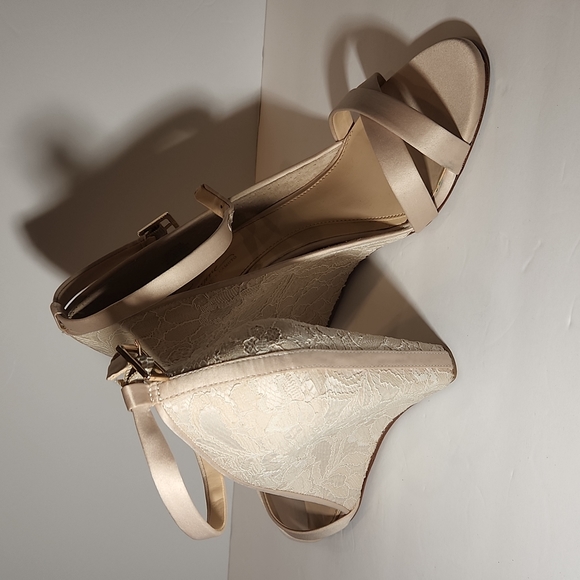 Vince Camuto Lilo Lace Satin Wedges Light Sand 10M Ankle Strap Wedding Formal - Picture 2 of 6